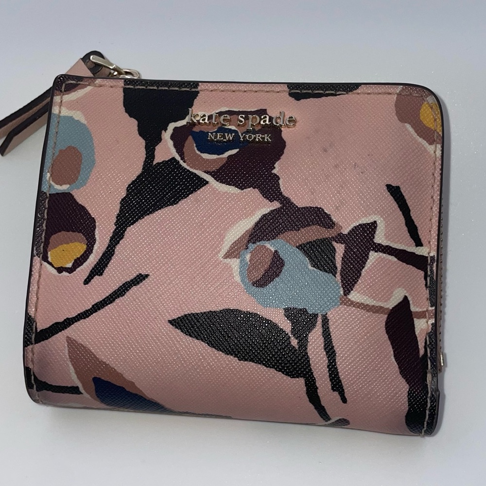 Kate Spade Cameron Paper Rose I-Zip Bifold Wallet. Gently used condition.
